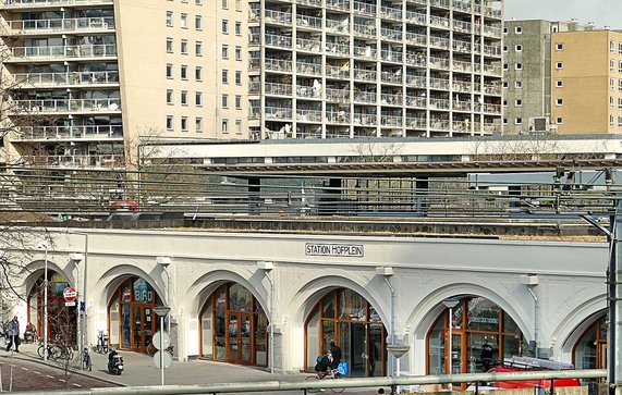 Hofbogen en station Hofplein, Rotterdam door Jan Geerling (bron: Wikipedia Commons)