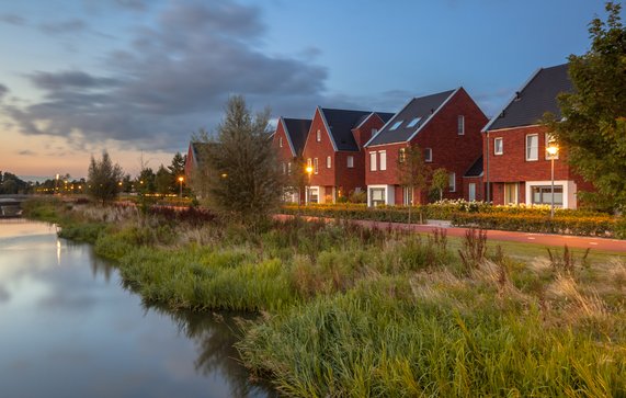 milieuvriendelijke rivieroever in de stad Veenendaal door Rudmer Zwerver (bron: Shutterstock)