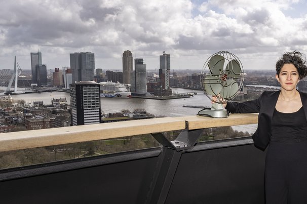 Daniela Maiullari bovenop de Euromast in Rotterdam door Adam Klugkist (bron: tudelft.nl)