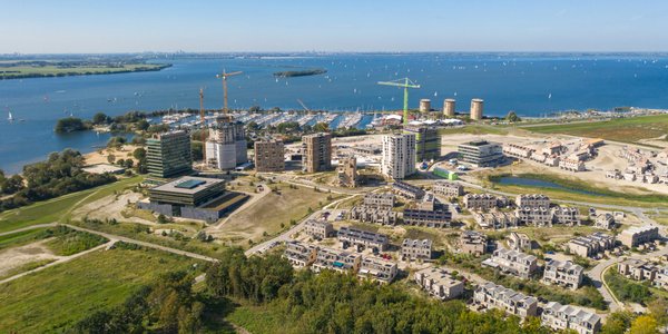 Luchtfoto van de nieuwe woonwijk DUIN in Almere Poort, Flevoland, Nederland door Pavlo Glazkov (bron: Shutterstock)