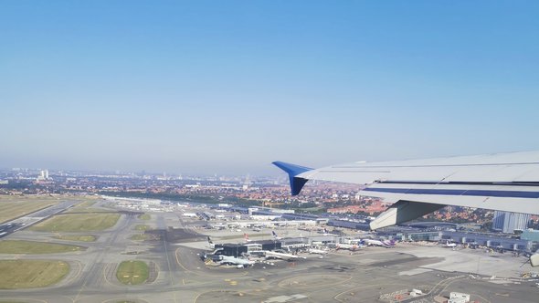 vliegtuig in de lucht ->Photo by Dragoș Grigore on Unsplash