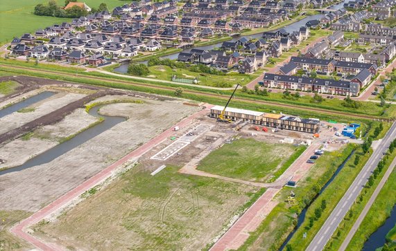 Luchtfoto van een woningbouwproject in aanbouw in een Nederlandse voorstad door Thomas Roell (bron: Shutterstock)
