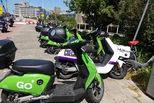Elektrische deelscooters in Den Haag door Sirozy (bron: Shutterstock)