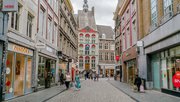 Maastricht, The Netherlands - June 18th 2018, People shopping in the 'Kleine staat' in the historic center of Maastricht door Ivo Antonie de Rooij (bron: shutterstock)