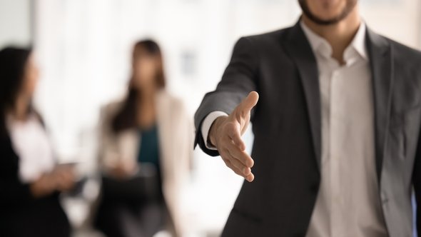 Handschuddende zakenman door AlyshaYogi (bron: Shutterstock)