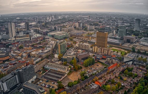 Luchtfoto van Eindhoven in de vroege herfst door Jacob Boomsma (bron: shutterstock)