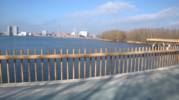 Floriadeterrein met Weerwater en Almere Centrum op de achtergrond door Noël van Dooren (bron: Noël van Dooren)