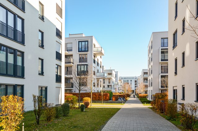 Moderne appartementsgebouwen in een groene woonwijk in de stad door PIXEL to the PEOPLE (bron: Shutterstock)