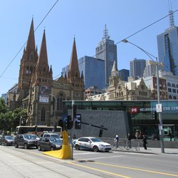 St. Paul's kerk in Melbourne langs autoweg - Wikimedia Commons, 2020 door User:Orderinchaos (bron: Wikimedia Commons)
