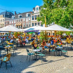 Mensen op het terras in Den Haag door trabantos (bron: Shutterstock)