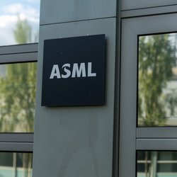 ASML teken op kantoorgebouw door qizai00 (bron: Shutterstock)