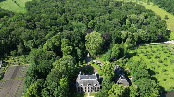 Luchtfoto van het groene gebied van Oud Amelisweerd in Utrecht door corlaffra (bron: Shutterstock)