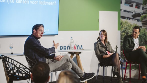 Professor Joks Janssen (Tilburg University), Mohamed Baba (woningcorporatie Haag Wonen) en Jeanet van Antwerpen (BPD) in gesprek over Brede Welvaart door Gabriela Hengeveld (bron: bpd.nl)