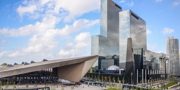 Downtown Rotterdam, de op een na grootste stad van Nederland met het verbeterde en moderne Centraal Station door Alexandre Rotenberg (bron: Shutterstock)