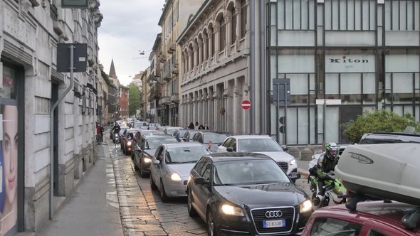 Verkeer in de binnenstad van Milaan door Luca Ponti (bron: Shutterstock)