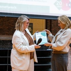Uitreiking MCD-scriptieprijs door de minister door Annelies van 't Hul (bron: Stichting Kennis Gebiedsontwikkeling)