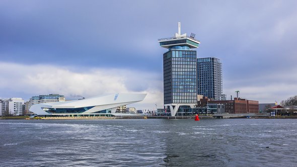 Overhoeks Amsterdam vanaf het water door Kiev.Victor (bron: Shutterstock)