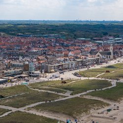 Drone foto van de kustlijn en boulevard in Katwijk aan Zee, Nederland door Robin Dessens (bron: Shutterstock)