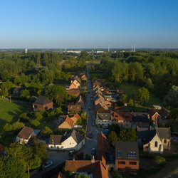 Luchtfoto van het Vlaamse dorp Vlassenbroek, nabij Dendermonde, op een warme zomeravond door evoPix.evolo (bron: Shutterstock)