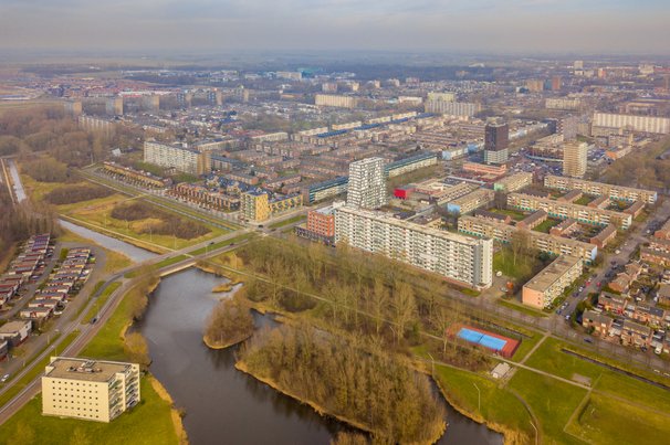 Luchtfoto van Groningse wijk Vinkhuizen uit 2019 door Rudmer Zwerver (bron: Shutterstock)