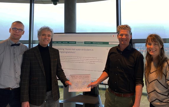 Overhandiging handreiking aan stichting CAS door Stichting CAS (bron: Stichting CAS)