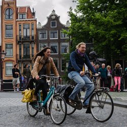 Mensen Amsterdam straat - Wikimedia Commons door Alfredo Borba (bron: Wikimedia Commons)