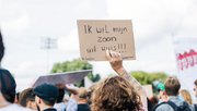 Amsterdam, The Netherlands - 12 September 2021: Woonprotest demonstration against housing crisis in Amsterdam, woman wearing sign door etreeg (bron: Shutterstock)