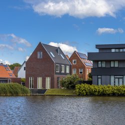 Modern residential design houses at the waterfront in suburb of Ypenburg The Hague Netherlands door Rudmer Zwerver (bron: shutterstock)