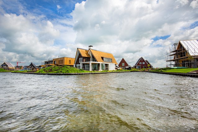 Eilandwonen in aanbouw, Meerstad, Groningen. door Ard Bodewes (bron: Bureau Meerstad)