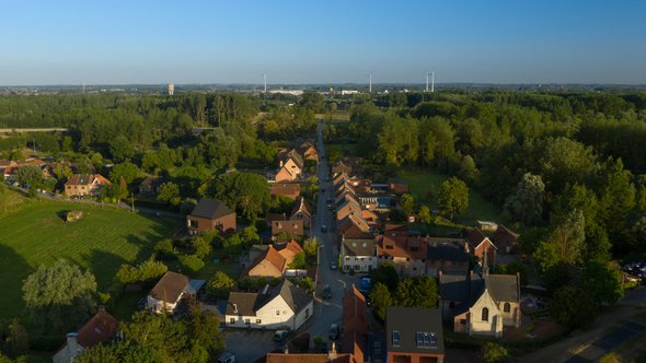 Luchtfoto van het Vlaamse dorp Vlassenbroek, nabij Dendermonde, op een warme zomeravond door evoPix.evolo (bron: Shutterstock)