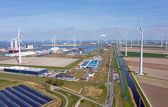 Luchtfoto van windmolens in de Eemshaven door Steve Photography (bron: Shutterstock)