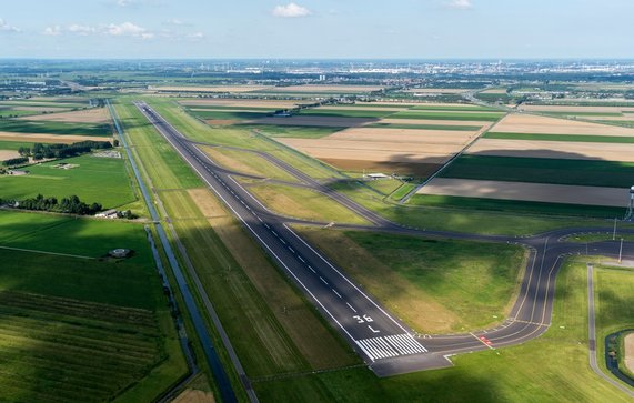 Luchtfoto van de Polderbaan bij Schiphol door Aerovista Luchtfotografie (bron: Shutterstock)
