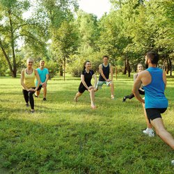 Groep jongeren die in park trainen door Africa Studio (bron: Shutterstock)