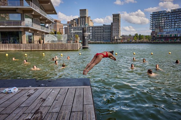 Zwemmen in de Rotterdamse Rijnhaven door Jan de Groen (bron: Swimmable Cities)