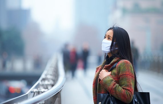 Chinese vrouw draagt masker in de stad tijdens smogdag door Bo1982 (bron: shutterstock)