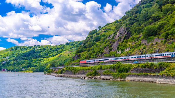 Intercity express train in Rhein door Dmitry Eagle Orlov (bron: Shutterstock)