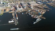 5 February 2020, Amsterdam Holland. Aerial view of NDSM wharf at the northside of river IJ. A harbour area with hotel, restaurant, residential apartments and construction of new high rise building. door Aerovista Luchtfotografie (bron: Shutterstock)