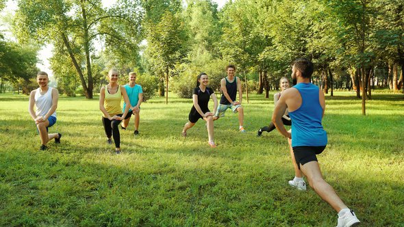 Groep jongeren die in park trainen door Africa Studio (bron: Shutterstock)