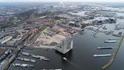 Aerial view of housing construction site in the Houthavens. Skyscraper apartment building Pontsteiger in the front with boats in the harbour. door Aerovista Luchtfotografie (bron: Shutterstock)