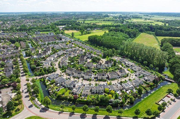 Luchtfoto van een moderne woonwijk in Zwolle door Hans Engbers (bron: Shutterstock)