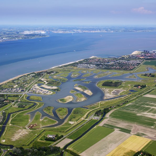 Vogelvlucht primaire waterkering door Sky Pictures (bron: Provincie Zeeland)