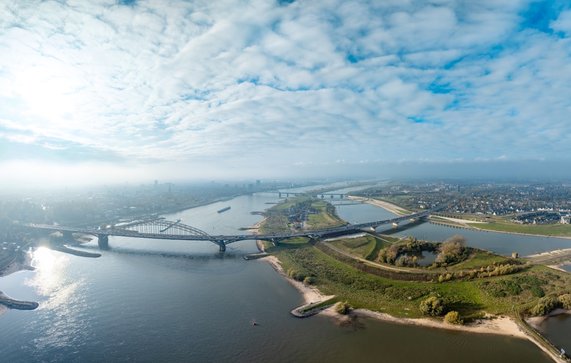 Luchtfoto van de ruimte voor het rivierproject bij Nijmegen door Donaldb (bron: Shutterstock)