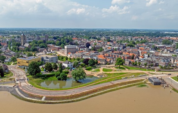 Vogelvlucht van Tiel vanaf de Waal door Steve Photography (bron: Shutterstock)