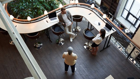 Mensen in een coworking ruimte door Olena Yakobchuk (bron: Shutterstock)