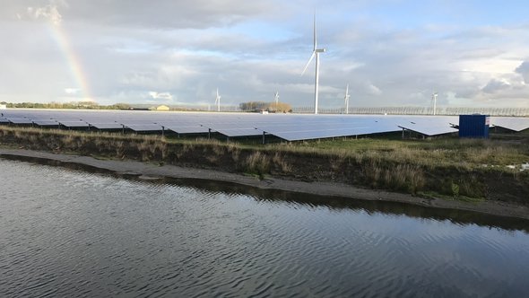 Zonneveld met windmolens en regenboog door Noël van Dooren (bron: Noël van Dooren)