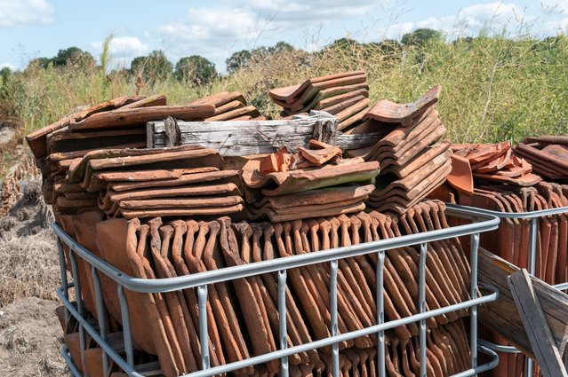 Buitenopslag van herbruikbare kleidakpannen in Gelderland veld door r.rosenschild (bron: Shutterstock)
