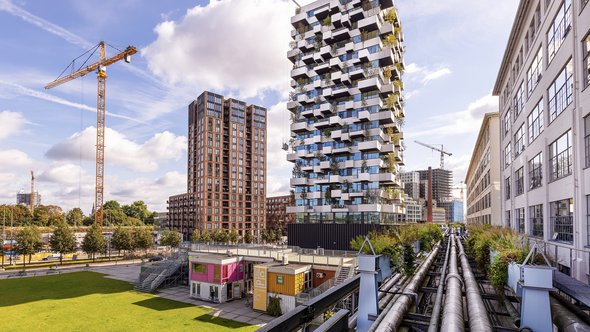 Op elk balkon van de Trudo Toren staat een plantenbak voor bomen en struiken. Dit is wereldwijd het eerste natuurinclusieve bouwproject voor de sociale huursector door Rosanne de Vries (bron: shutterstock.com)