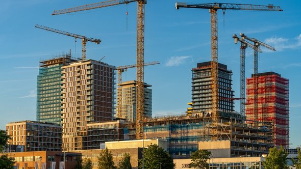 Nieuwbouw woningen in Amsterdam Zuidoost door Milos Ruzicka (bron: Shutterstock)