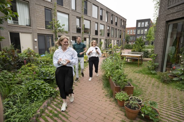 Deelnemers lopen rond in The Hudsons in Rotterdam en bespreken met elkaar welke inzichten ze uit de interviews met bewoners haalden door Frank Hanswijk (bron: ERA Contour)