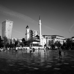 Skanderbeg Square, Tirana" (CC BY 2.0) by Andrew Milligan sumo door Andrew Milligan sumo (bron: Wikimedia Commons)